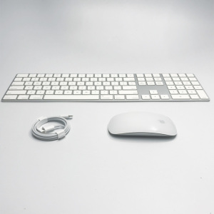 激安【純正品】 Apple MagicKeyboard- 英語（US） テンキー付 と Magic
